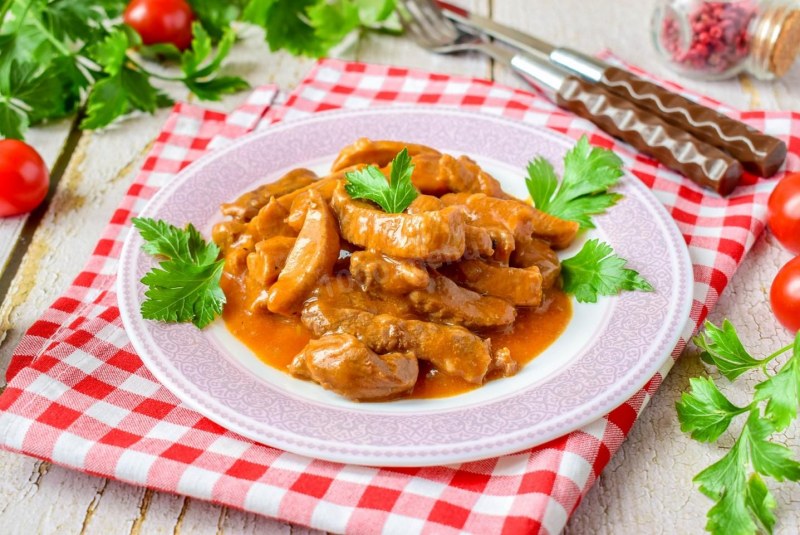Свиной гуляш с подливкой с рисом