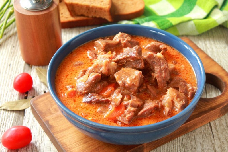 Гуляш из свинины с овощами