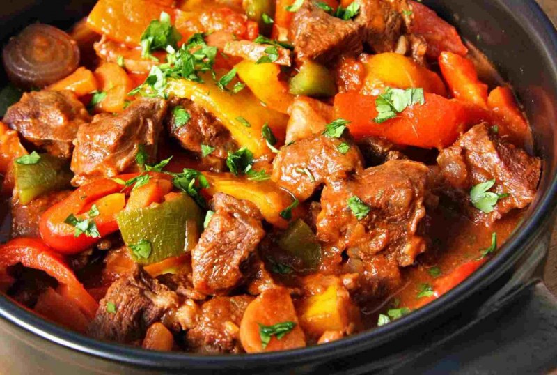 Гуляш из свинины с подливкой