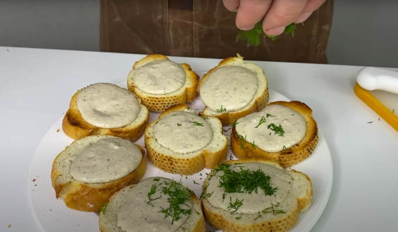 Бутерброды с плавленным сыром и шпротами