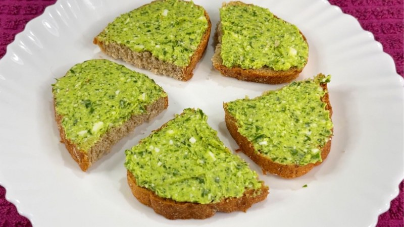 Салат с печенью трески и яйцом