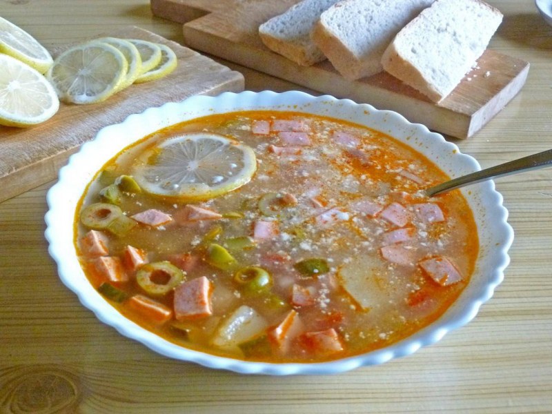 Суп солянка сборная мясная