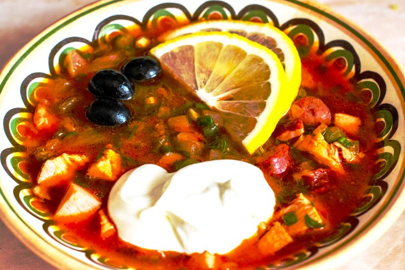 Солянка с оливками и лимоном
