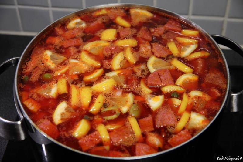 Сборная солянка с маслинами