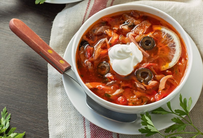 Солянка с оливками и лимоном