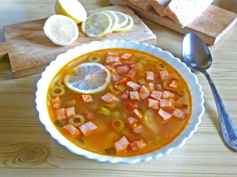 Солянка на курином бульоне с колбасой