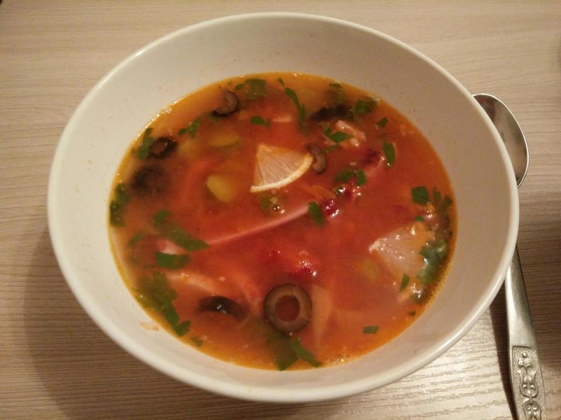 Солянка с колбасой и солеными огурцами