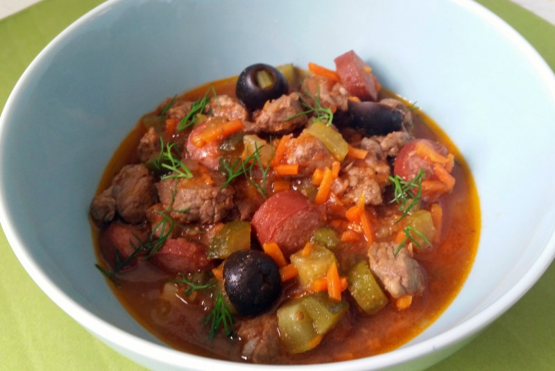 Солянка с колбасой и оливками