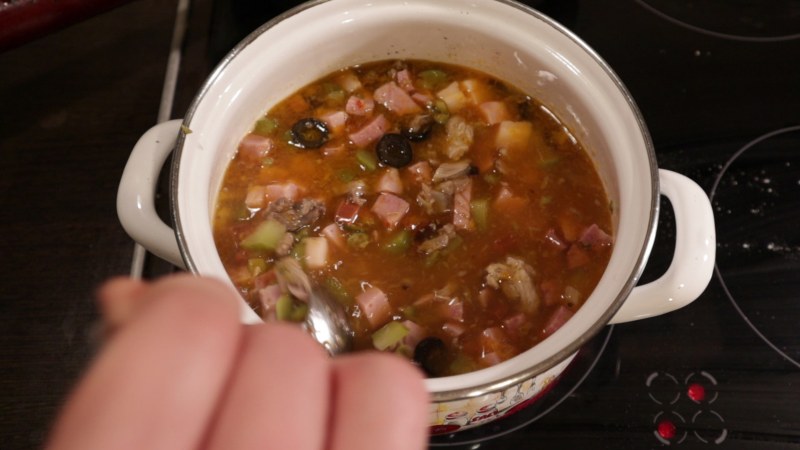 Солянка с колбасой и оливками
