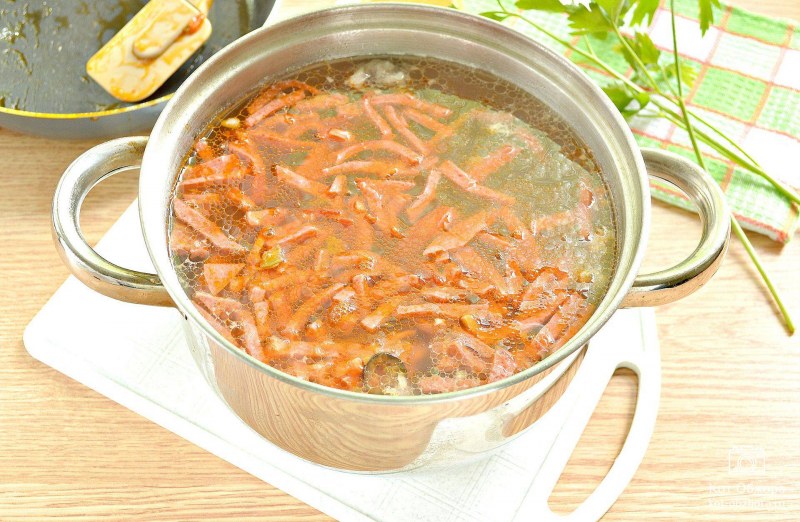 Солянка с колбасой