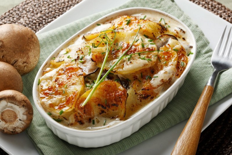Картофельный гратен с курицей и грибами