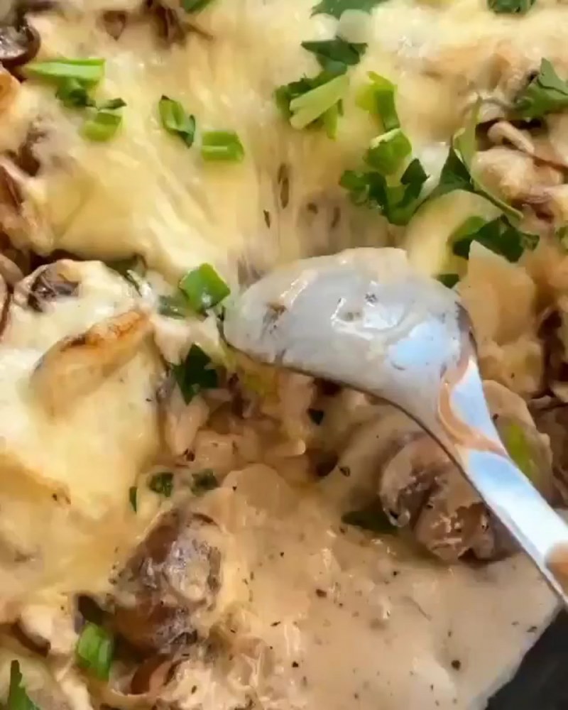 Картофель под сыром в сковородочке