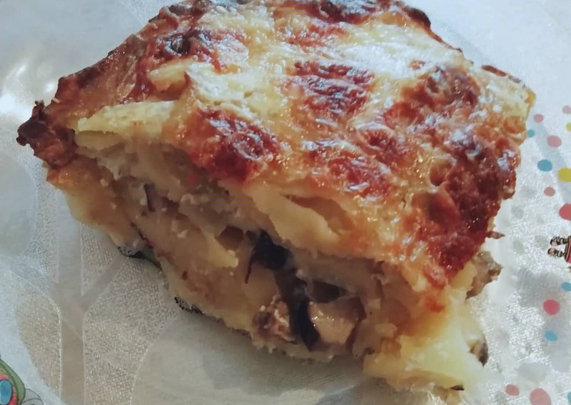 Картофельный гратен с грибами и сыром
