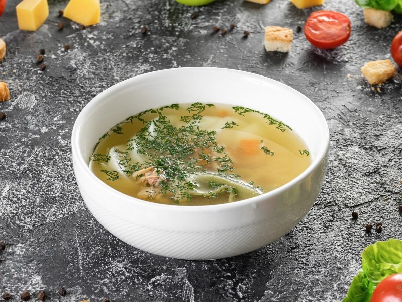 Бульон с лапшой и яйцом
