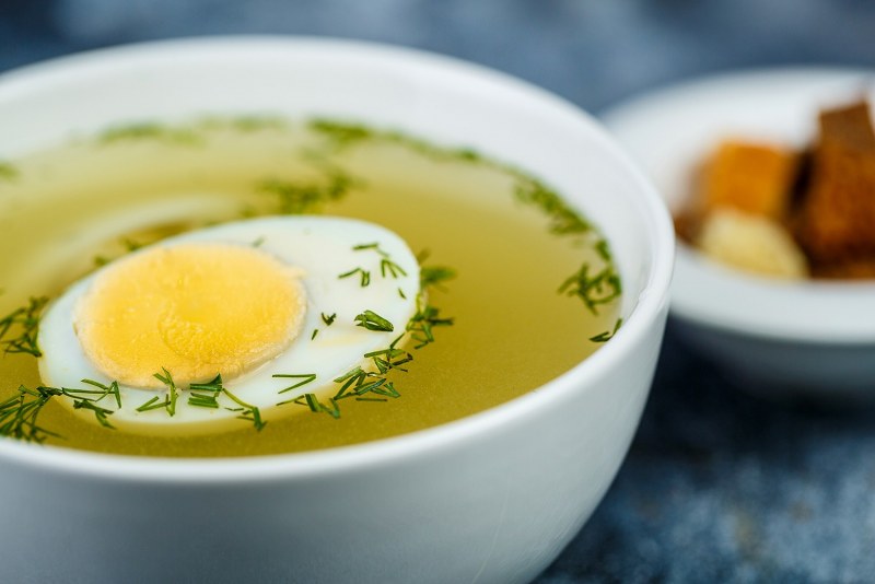 Куриный бульон с яйцом и зеленью