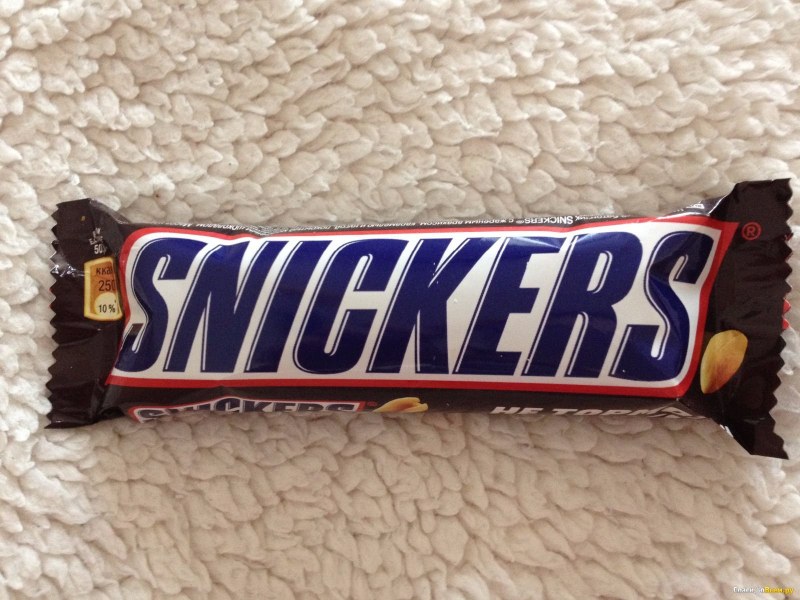 Шоколадный батончик snickers