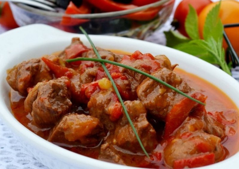 Вкусный гуляш из свинины с подливкой