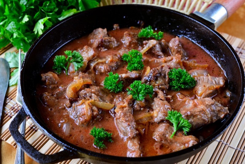 Гулыш из свинины с подливой