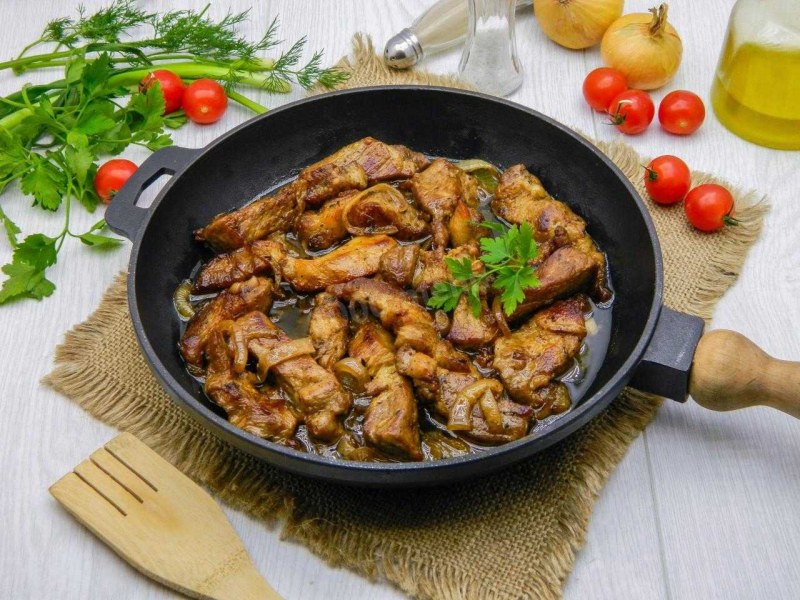 Гуляш из свинины с подливкой