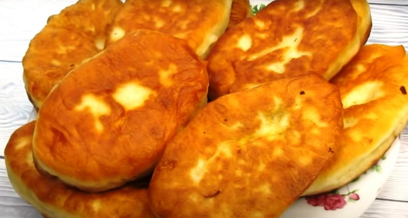 Беляши в масле в кастрюле