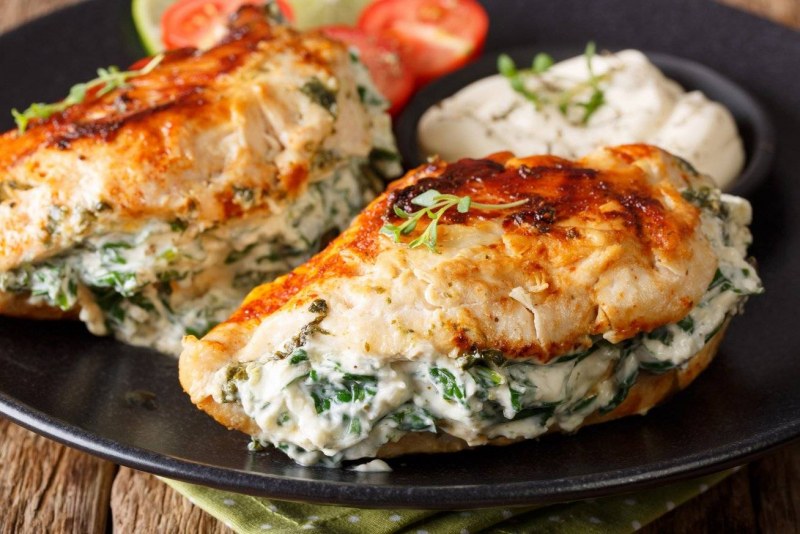 Куриный шницель с грибным соусом