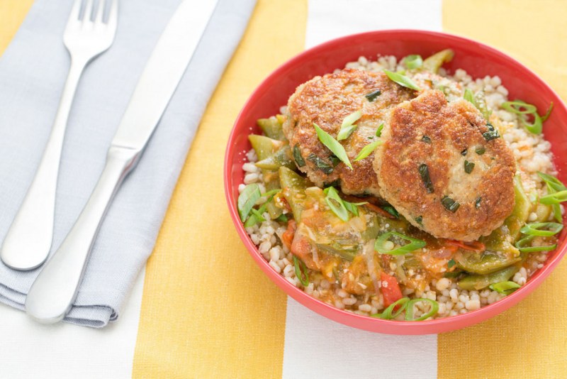 Салат с куриным филе и кукурузой