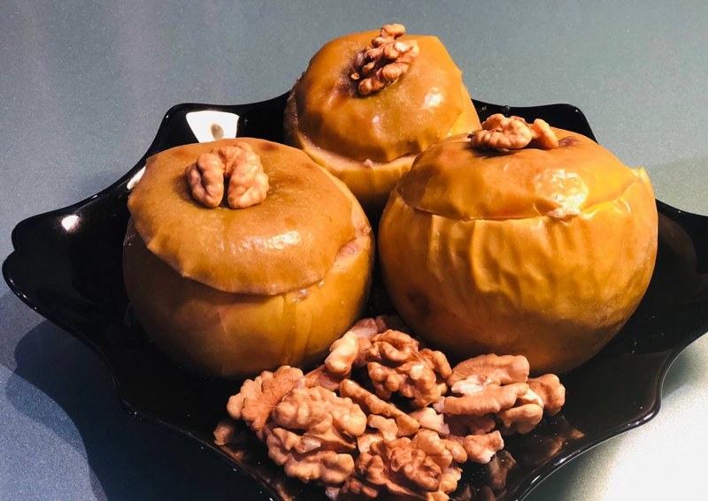 Запеченные яблоки с орехами