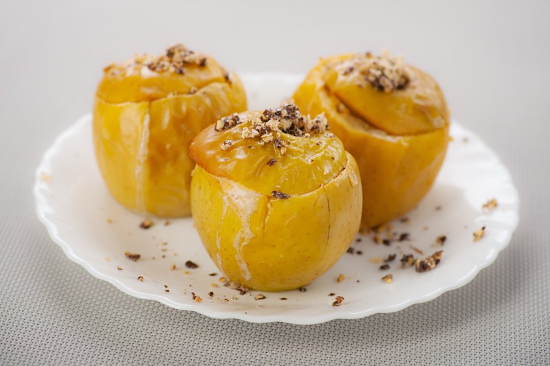 Запеченные яблоки с корицей