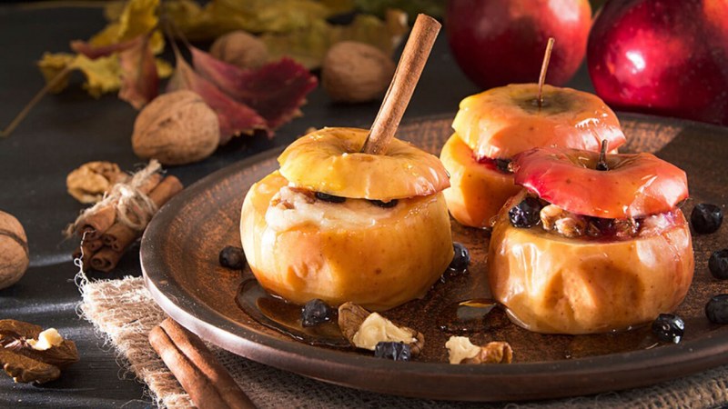 Яблоки запеченные с орехами и изюмом