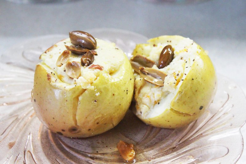 Яблоки фаршированные рисом и орехами