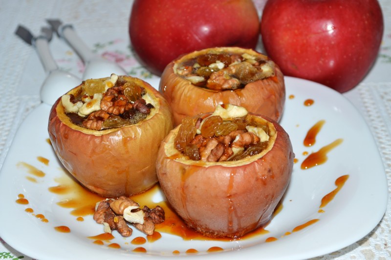 Печеные яблоки с медом и орехами