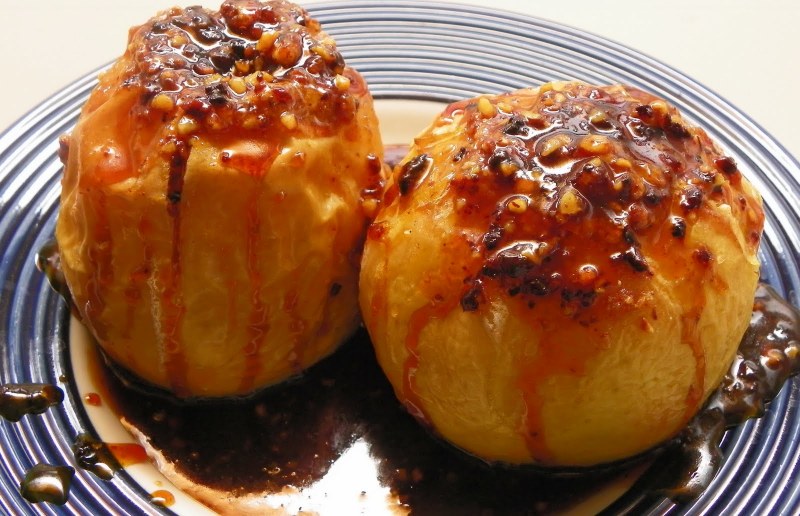 Яблоко запеченное с медом и орехами