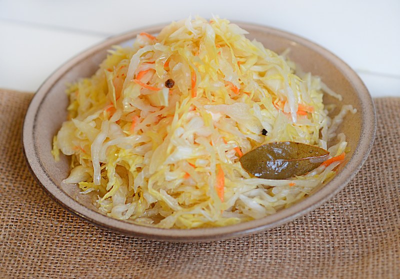 Капуста квашеная в кастрюле