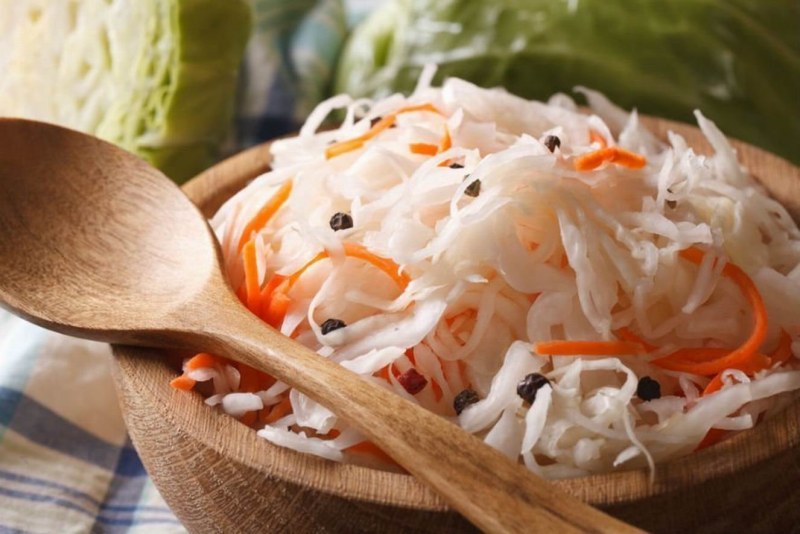 Салат с квашеной капустой