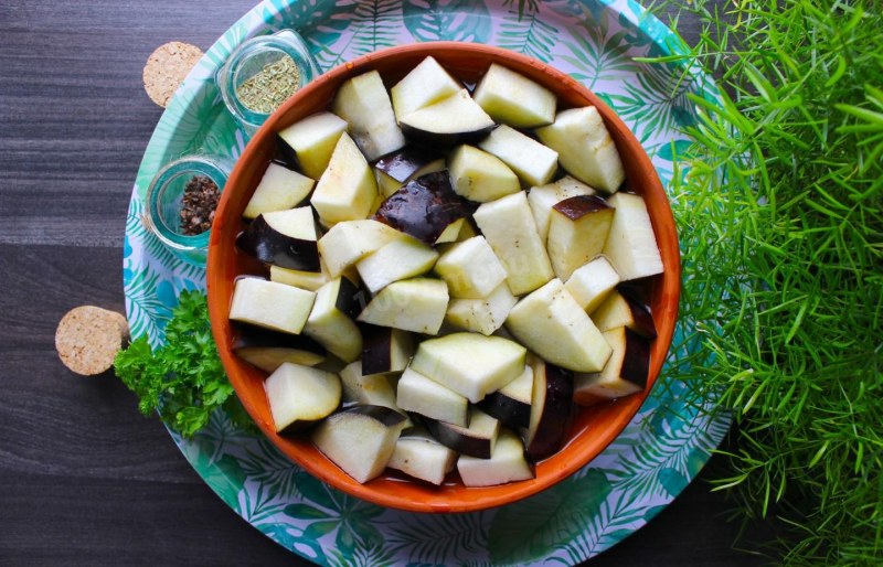 Баклажаны порезать брусочками
