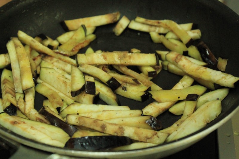 Баклажаны нарезать брусочками