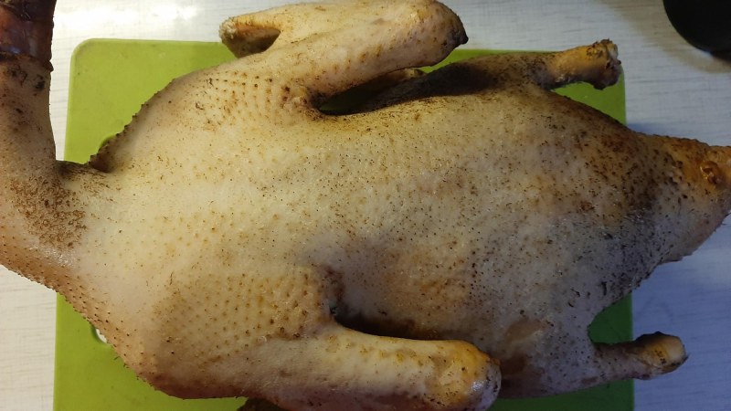 Мясо индоутки на белом фоне