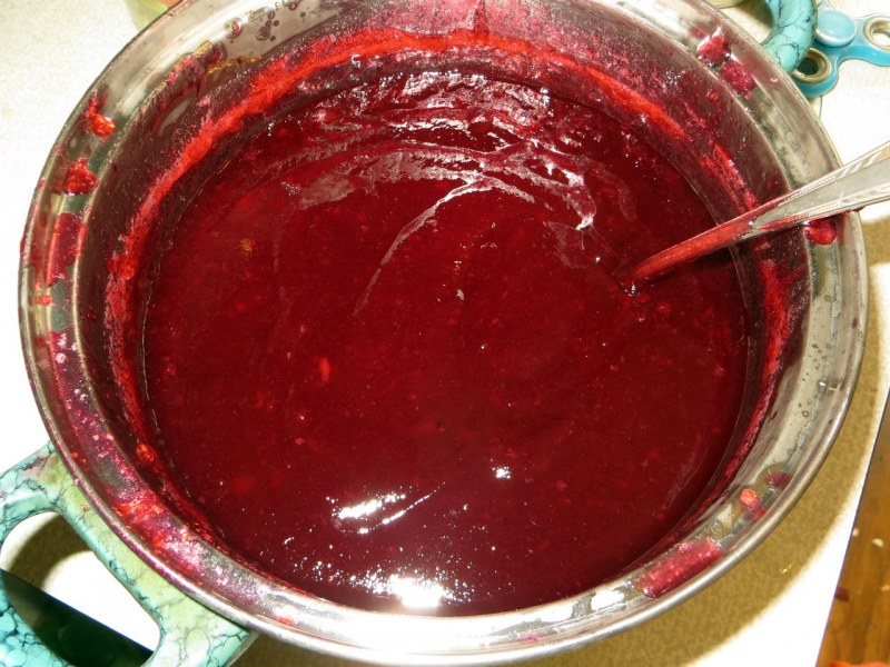 Компот из смородины в кастрюле