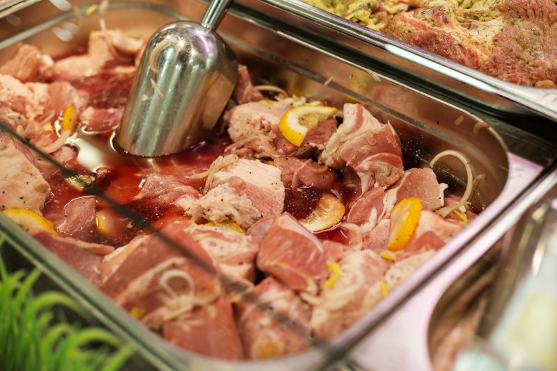 Маринованное мясо на прилавке в Маркете