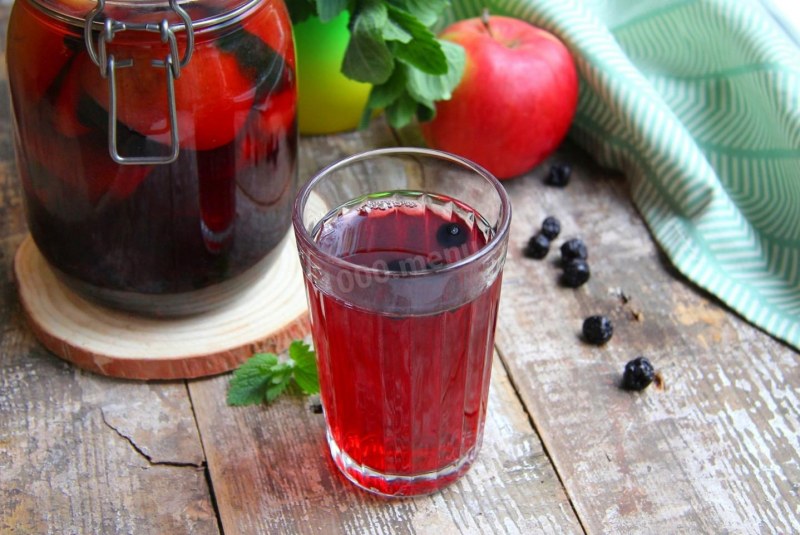 Компот из смородины и яблок