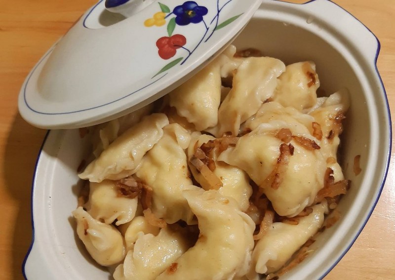 Пельмени с жареным луком