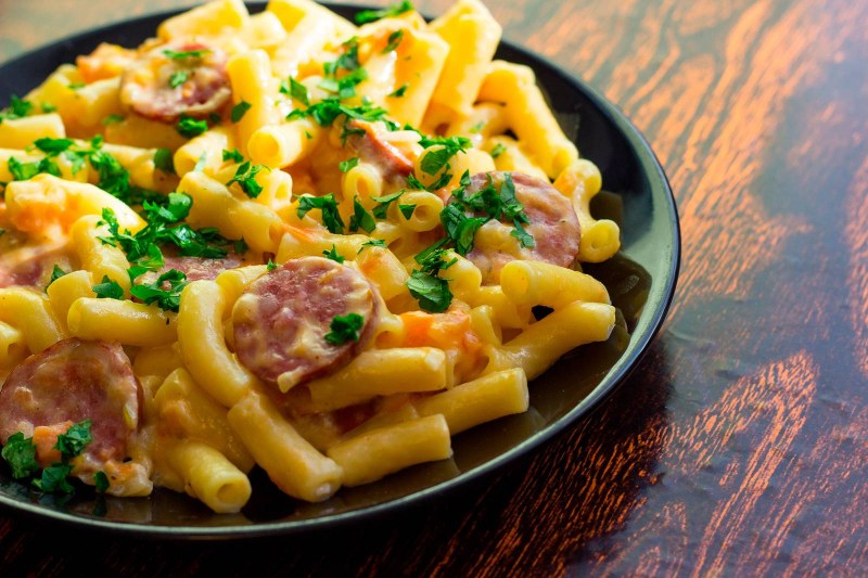 Макароны с сыром и колбасой