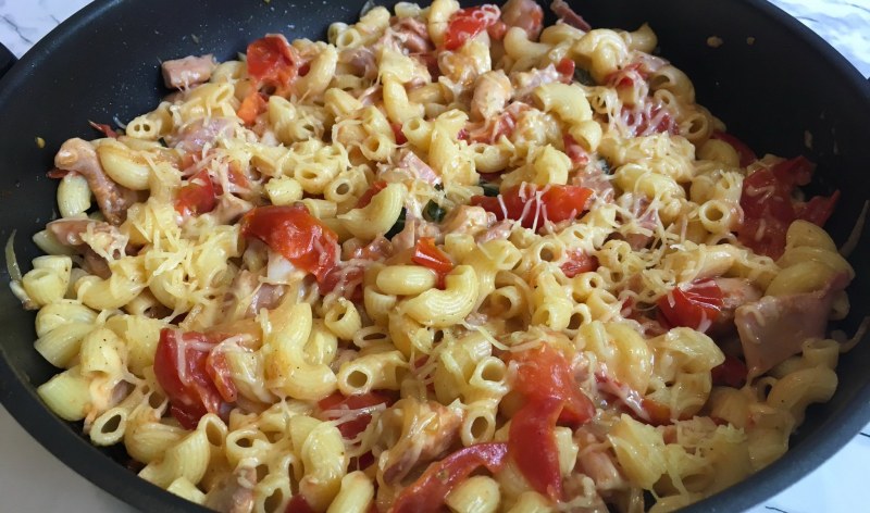 Макароны с мясом и сыром на сковороде