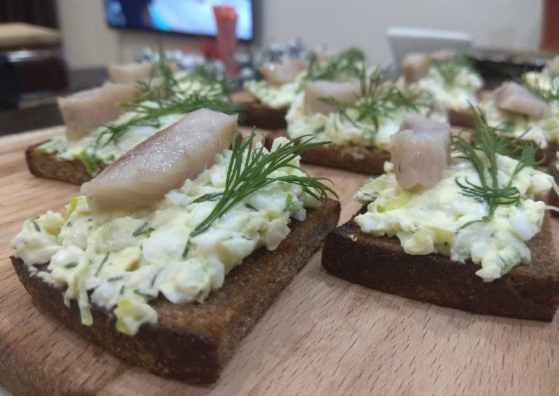 Гренки с яйцом и селёдочкой