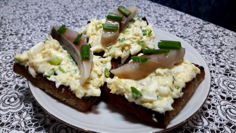 Гренки с яйцом и селёдочкой