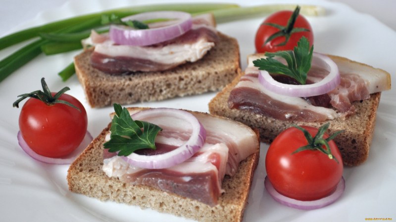 Селедка кусочки филе на хлебе