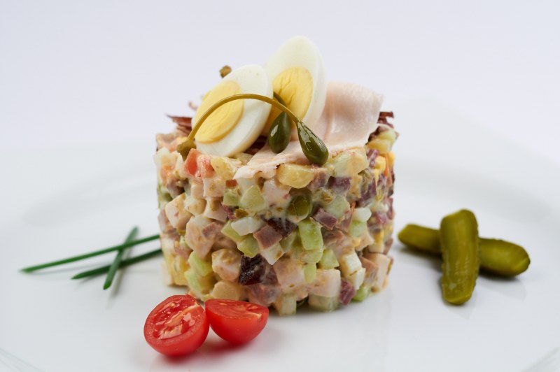 Салат Оливье с куриной грудкой