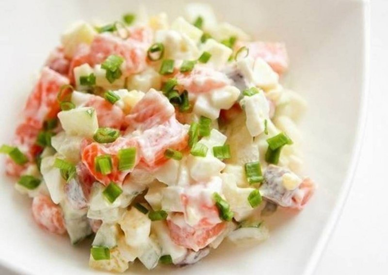 Оливье из курицы и ананасов