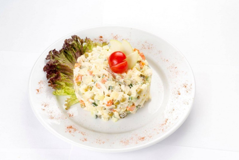 Салат столичный с курицей