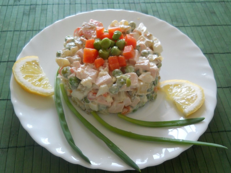 Салат из картошки и яиц с колбасой